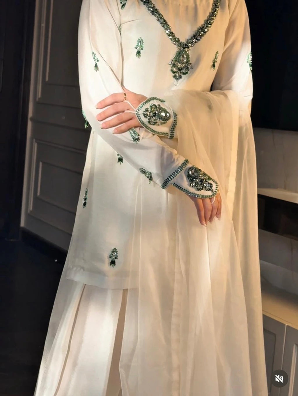 White Farshi Jora | Azadi Sale